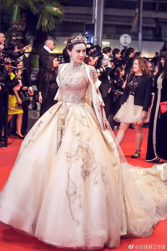 Sao ‘Tiếu ngạo giang hồ’ xấu hổ vì bỏ hơn 300 triệu mua vé đến Cannes ảnh 1