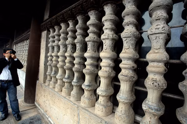 Những chiếc chấn song đá