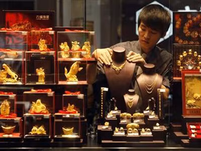 Vàng thế giới đã chạm mức thấp nhất trong 2,5 năm. Nguồn ảnh: Reuters. Vàng thế giới đã chạm mức thấp nhất trong 2,5 năm. Nguồn ảnh: Reuters