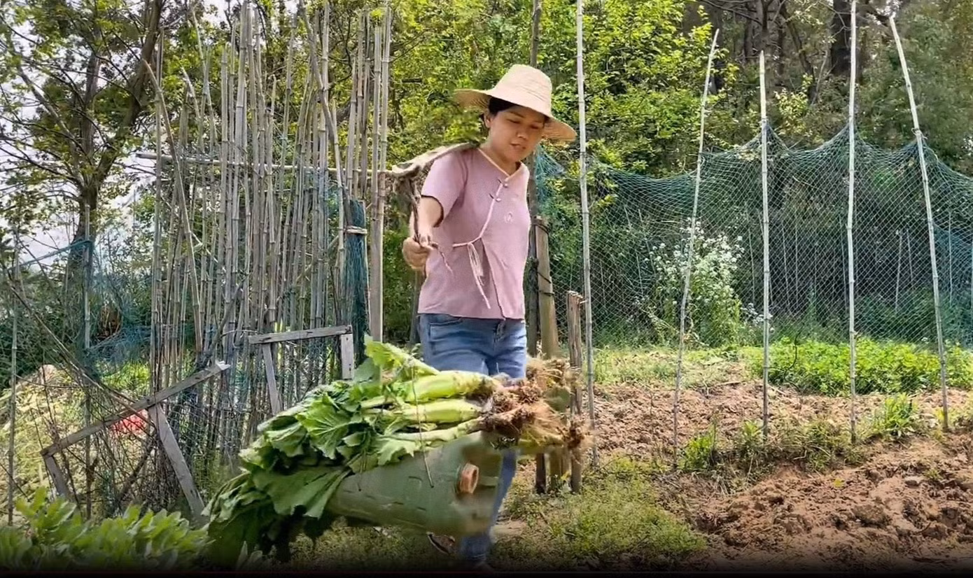 Bamei và chồng tự làm những video giản dị, chân thực về đời sống nông thôn.