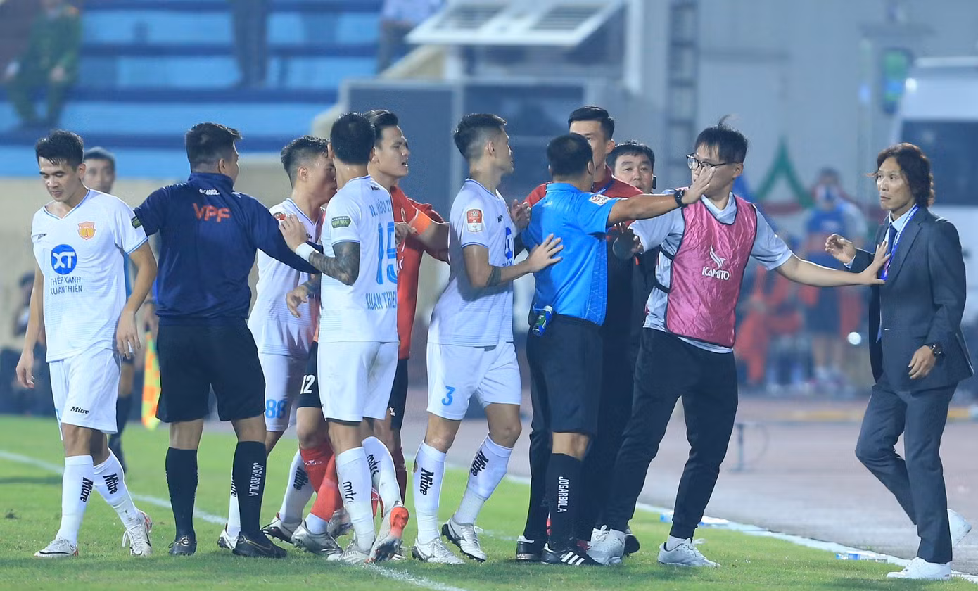 VFF cho rằng trọng tài đã rút thẻ vàng cảnh cáo HLV Gong Oh-kyun và hậu vệ Văn Kiên trong tình huống va chạm trên sân Thiên Trường (ảnh Thoả Thoả)
