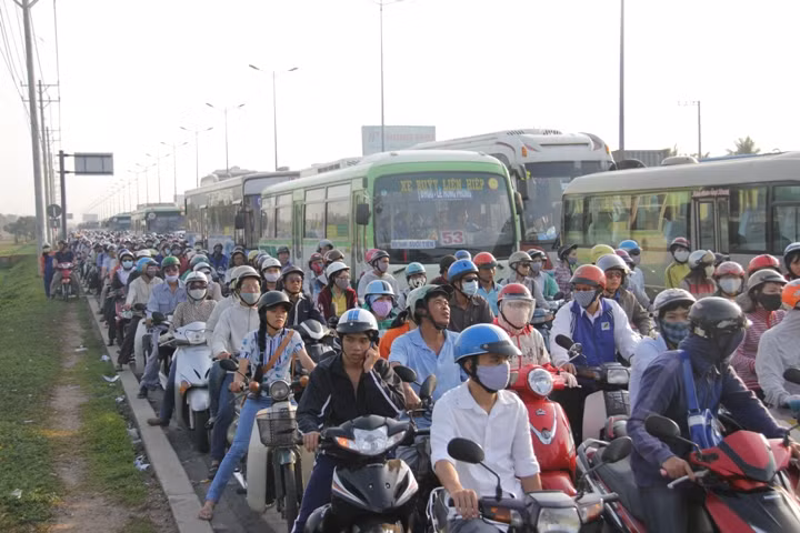 Vụ tai nạn xảy ra đúng giờ cao điểm sáng nên đã gây tắc nghẽn kéo d ài