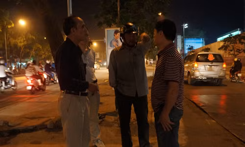 Hai chủ xe thương thảo với nhau