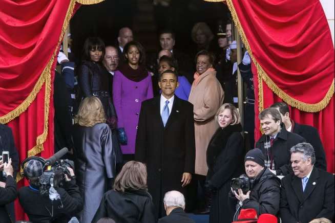 Tổng thống Barack Obama cùng đệ nhất phu nhân Michelle Obama và hai con gái có mặt trước Tòa nhà quốc hội ở Washington D.C hôm 21/1/013