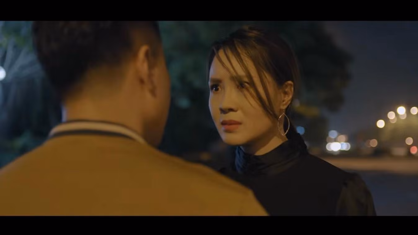 Bộ phim ôm đồm, sa đà khi khai thác mối tình tay ba Hoàng (Việt Anh) - Phương (Hồng Diễm) - Quân (Quốc Huy). Ảnh: CMH. Bộ phim ôm đồm, sa đà khi khai thác mối tình tay ba Hoàng (Việt Anh) - Phương (Hồng Diễm) - Quân (Quốc Huy). Ảnh: CMH.