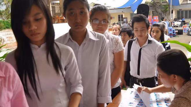Thí sinh dự thi vào ngành sư phạm âm nhạc, sư phạm mỹ thuật tại Trường CĐ Sư phạm mẫu giáo trung ương TP.HCM (Q.5, TP.HCM) bước vào phần thi năng khiếu - Ảnh: Hà Bình (Tuổi Trẻ)