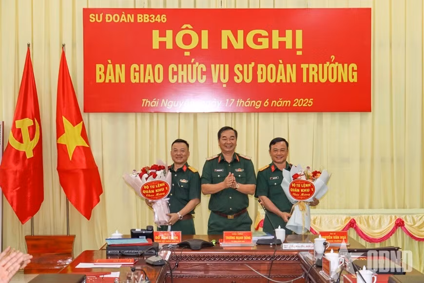 Thiếu tướng Trương Mạnh Dũng, Tư lệnh Quân khu 1 tặng hoa chúc mừng Đại tá Đỗ Văn Toán (ngoài cùng bên trái) và Đại tá Nguyễn Văn Hòa (ngoài cùng bên phải). Ảnh: QĐND.