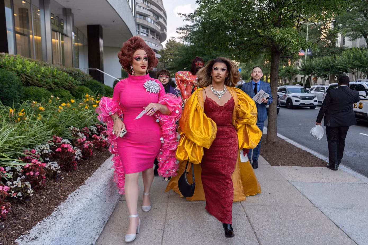 Nhóm drag queen ăn diện nổi bật đến buổi ra mắt nhạc kịch để phản đối ông Trump. Ảnh: AP. Nhóm drag queen ăn diện nổi bật đến buổi ra mắt nhạc kịch để phản đối ông Trump. Ảnh: AP.