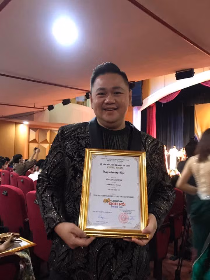 Minh Béo khoe huy chương bạc tại Liên hoan Kịch nói toàn quốc 2021 khu vực phía Nam. Minh Béo khoe huy chương bạc tại Liên hoan Kịch nói toàn quốc 2021 khu vực phía Nam.