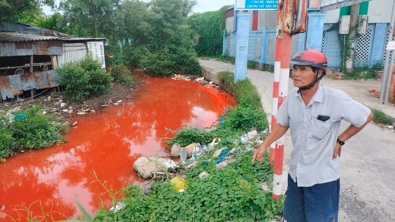 Cơ quan chức năng xác định nguyên nhân kênh Nàng Âm chuyển màu đỏ là do người dân đổ sơn. Hiện, màu nước đã trở lại bình thường.