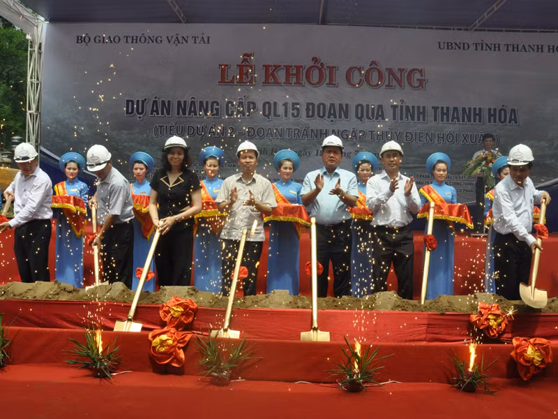 Lễ khởi công nâng cấp quốc lộ 15 A. Ảnh: Hoàng Lam