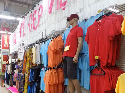Gian hàng bày bán sản phẩm motviet tại siêu thị Big C, trong đó logo của doanh nghiệp này quên ghi lại đầy đủ chủ quyền Hoàng Sa và Trường Sa . Gian hàng bày bán sản phẩm motviet tại siêu thị Big C, trong đó logo của doanh nghiệp này quên ghi lại đầy đủ chủ quyền Hoàng Sa và Trường Sa