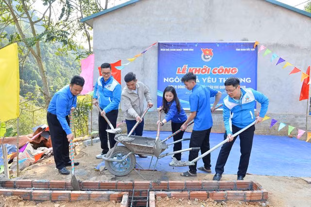 Đoàn công tác đã khởi công xây dựng "Ngôi nhà yêu thương" cho gia đình anh Sằm Văn Sơn, tại Bắc Kạn. Ảnh: Minh Đức