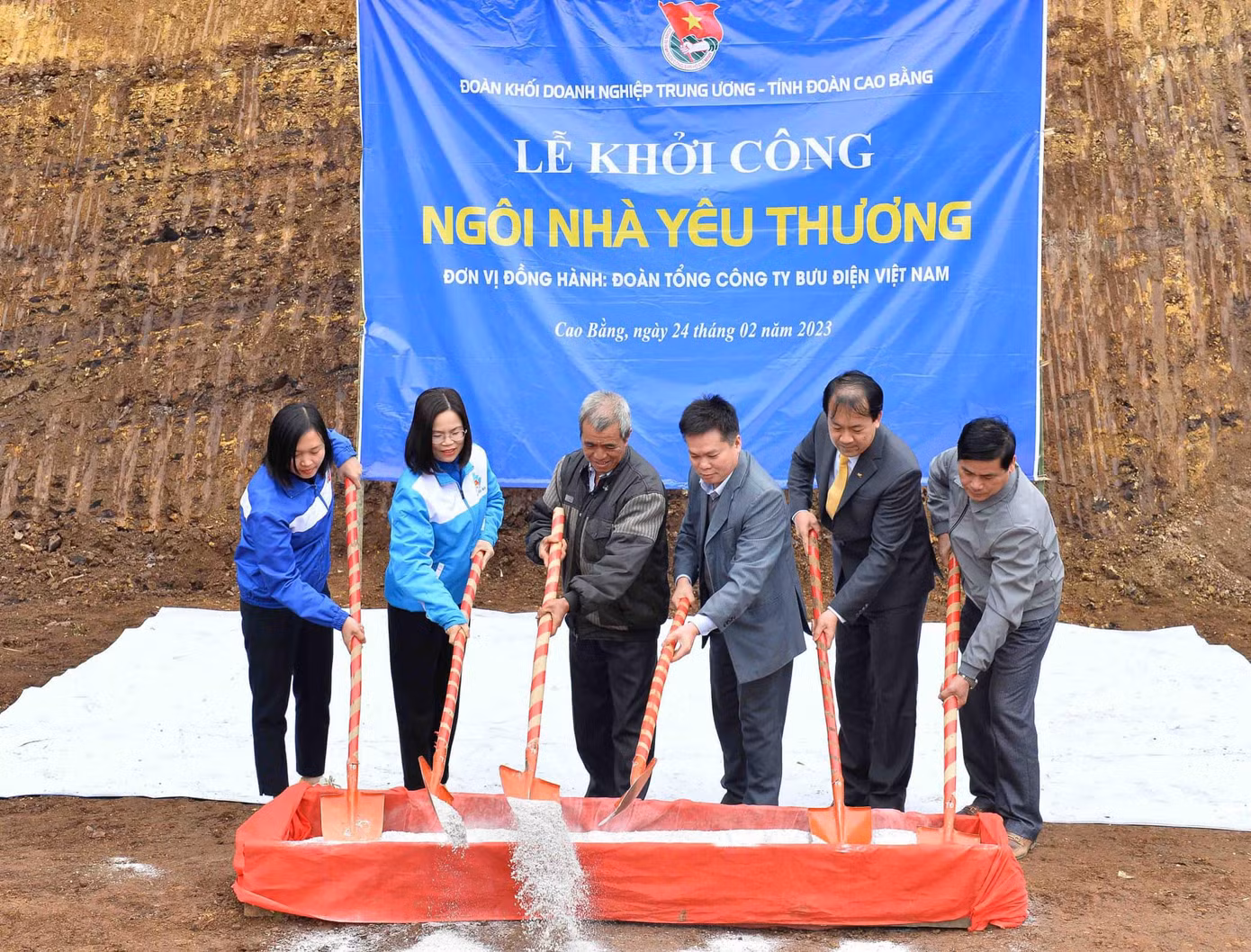 Đoàn công tác khởi công xây dựng "Ngôi nhà yêu thương" trị giá 50 triệu đồng cho gia đình ông Lục Văn Chuyền tại Cao Bằng. Ảnh: Minh Đức
