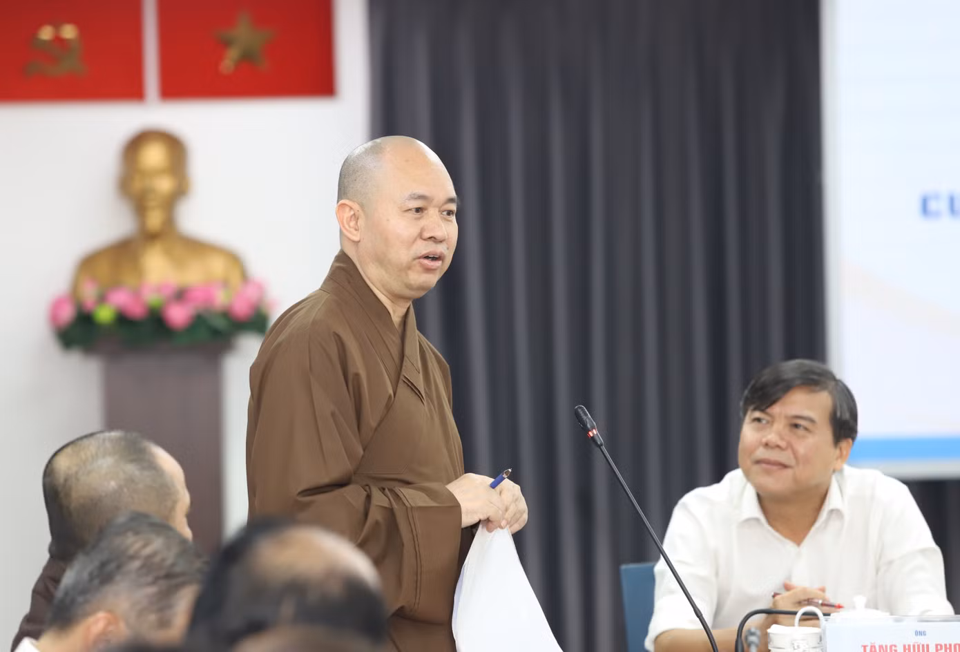 Thượng tọa Thích Đức Thiện thông tin tại họp báo. Ảnh: Ngô Tùng.