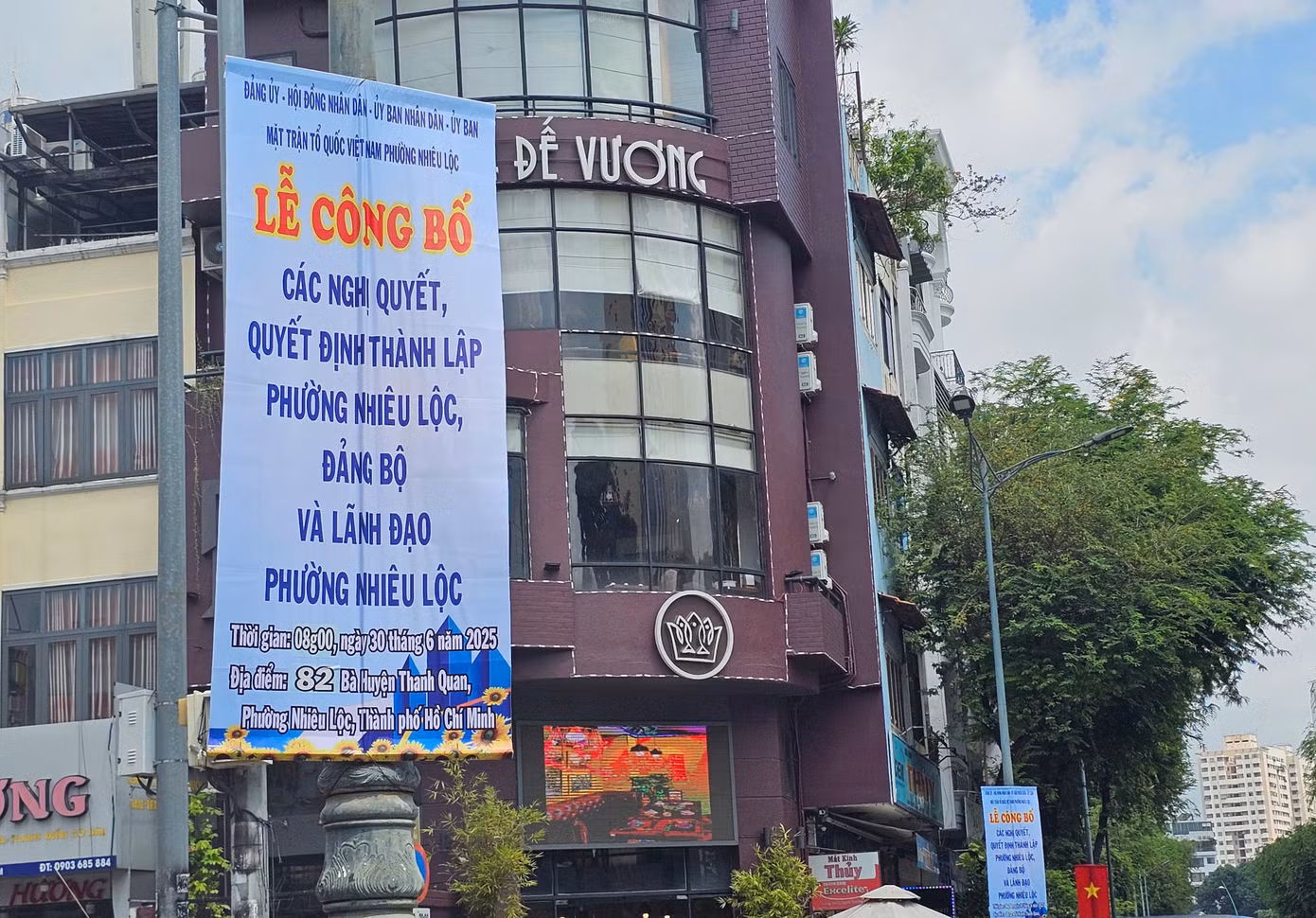 Các phường, xã mới trên địa bàn TPHCM sẵn sàng cho lễ công bố các nghị quyết, quyết định thành lập đơn vị hành chính mới vào ngày 30/6. Ảnh: Ngô Tùng Các phường, xã mới trên địa bàn TPHCM sẵn sàng cho lễ công bố các nghị quyết, quyết định thành lập đơn vị hành chính mới vào ngày 30/6. Ảnh: Ngô Tùng