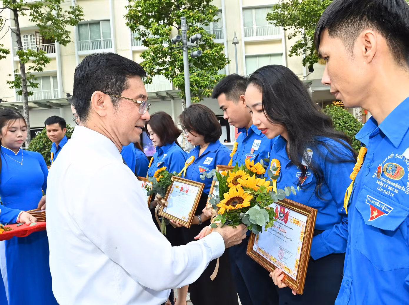 Phó Chủ tịch Thường trực UBND TPHCM Dương Ngọc Hải trao giấy khen cho đại diện các tập thể tiêu biểu làm theo lời Bác. Ảnh: Việt Dũng Phó Chủ tịch Thường trực UBND TPHCM Dương Ngọc Hải trao giấy khen cho đại diện các tập thể tiêu biểu làm theo lời Bác. Ảnh: Việt Dũng