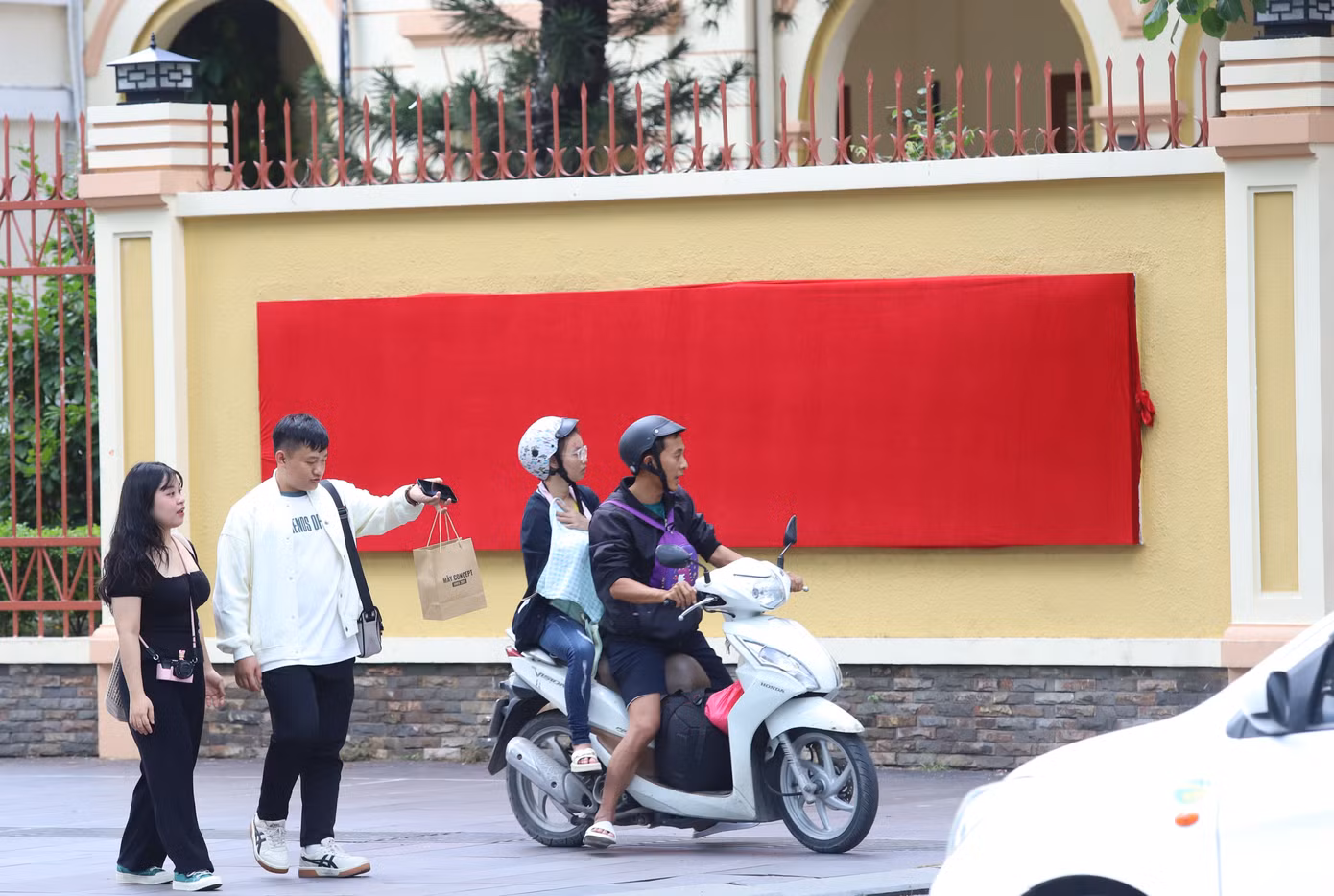Ngay khi được trang hoàng hoàn chỉnh lên khu vực trước trụ sở, bảng tên phường đã được che phủ chờ đến thời điểm chính thức công bố. Ảnh: Ngô Tùng Ngay khi được trang hoàng hoàn chỉnh lên khu vực trước trụ sở, bảng tên phường đã được che phủ chờ đến thời điểm chính thức công bố. Ảnh: Ngô Tùng
