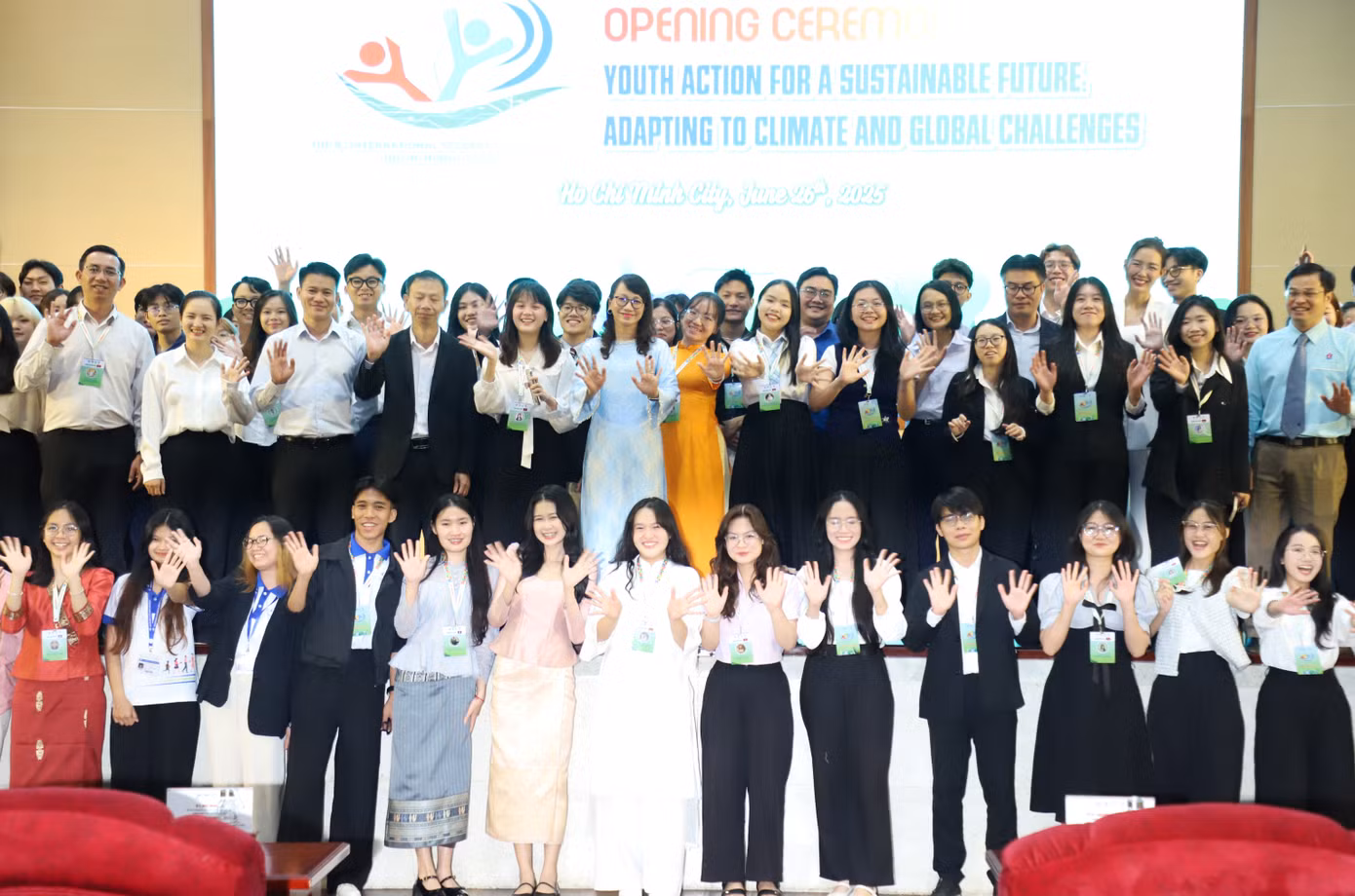 Các chuyên gia và đại biểu sinh viên chụp ảnh lưu niệm tại buổi khai mạc ISSF lần thứ 9. Ảnh: Ngô Tùng Các chuyên gia và đại biểu sinh viên chụp ảnh lưu niệm tại buổi khai mạc ISSF lần thứ 9. Ảnh: Ngô Tùng