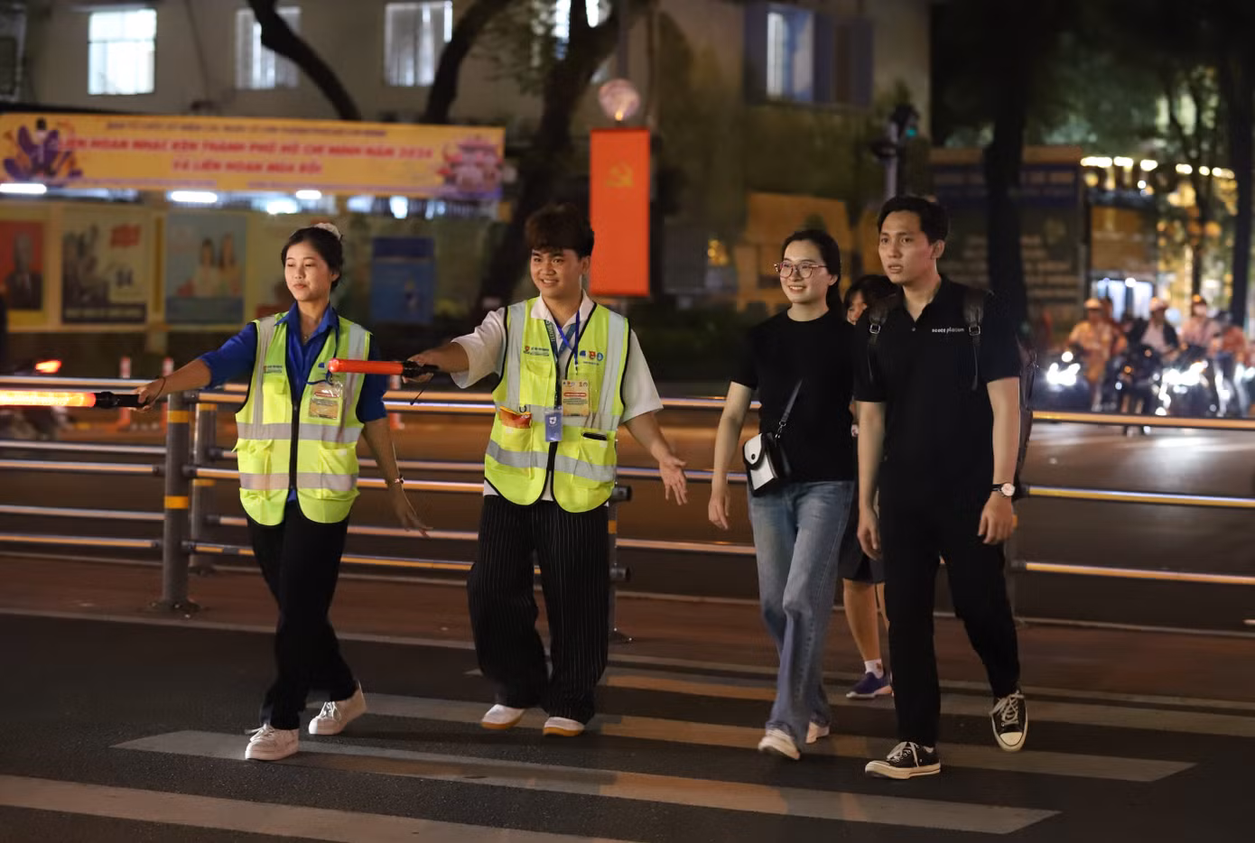 Có mặt xuyên suốt các buổi trực từ ngày 25/12, bạn Mai Ngọc Thiên Kim (sinh viên năm nhất Học viện Hàng không Việt Nam) cho biết muốn góp sức hỗ trợ người khác bởi trước đây khi tham gia giao thông thấy một số người gặp khó khăn trong lúc qua đường, nhất là những người nước ngoài chưa thích nghi với tín hiệu giao thông tại TPHCM nên đôi lúc còn lúng túng, chần chừ. Có mặt xuyên suốt các buổi trực từ ngày 25/12, bạn Mai Ngọc Thiên Kim (sinh viên năm nhất Học viện Hàng không Việt Nam) cho biết muốn góp sức hỗ trợ người khác bởi trước đây khi tham gia giao thông thấy một số người gặp khó khăn trong lúc qua đường, nhất là những người nước ngoài chưa thích nghi với tín hiệu giao thông tại TPHCM nên đôi lúc còn lúng túng, chần chừ.