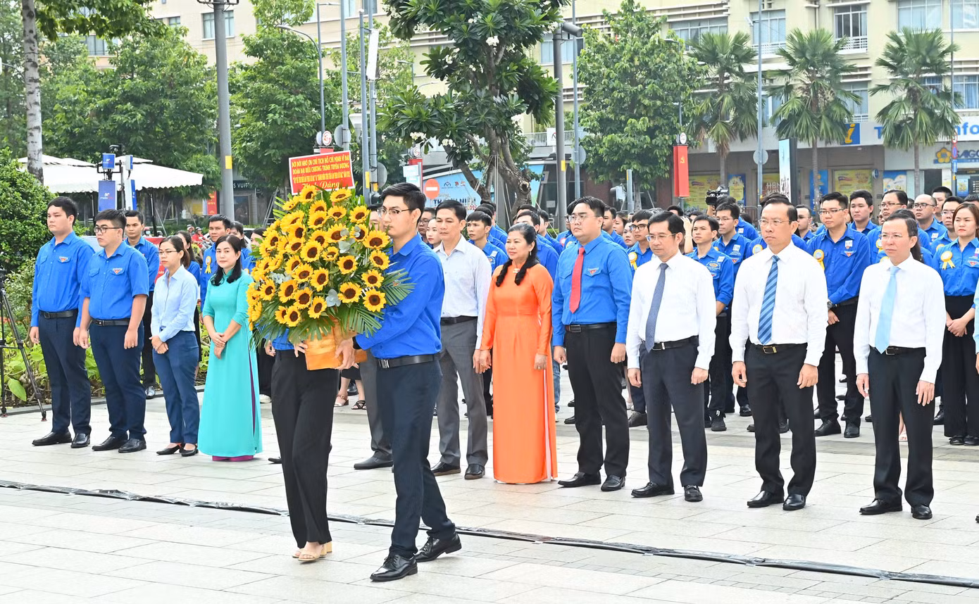 Trước chương trình tuyên dương, đại biểu thanh niên dâng hoa lên Chủ tịch Hồ Chí Minh. Ảnh: Việt Dũng Trước chương trình tuyên dương, đại biểu thanh niên dâng hoa lên Chủ tịch Hồ Chí Minh. Ảnh: Việt Dũng
