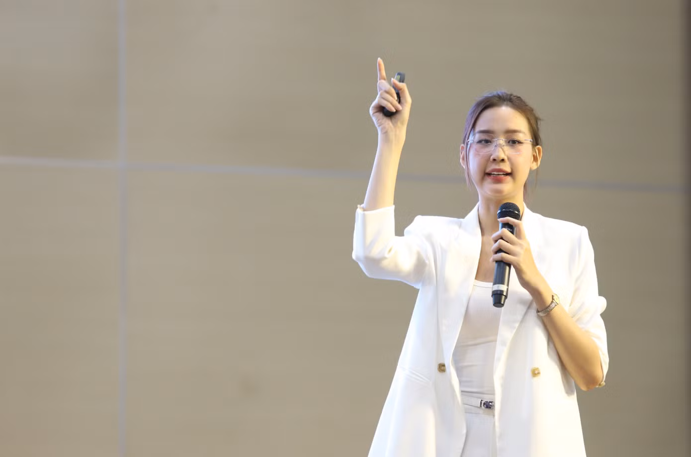 Đại biểu Lê Nguyễn Bảo Ngọc - Hoa hậu Liên lục địa 2022, Giám đốc điều hành cuộc thi Hoa hậu Thế giới Việt Nam 2025, trao đổi tại diễn đàn. Đại biểu Lê Nguyễn Bảo Ngọc - Hoa hậu Liên lục địa 2022, Giám đốc điều hành cuộc thi Hoa hậu Thế giới Việt Nam 2025, trao đổi tại diễn đàn.