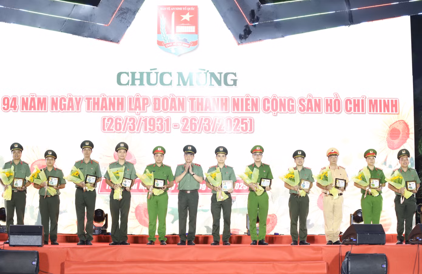 Dịp này, nhân kỷ niệm 94 năm Ngày thành lập Đoàn TNCS Hồ Chí Minh, lãnh đạo CATP cũng chúc mừng, cám ơn cơ quan Trung ương Đoàn, Thành Đoàn TPHCM và các đơn vị Đoàn kết nghĩa cùng đội ngũ cán bộ Đoàn trong lực lượng CATP.