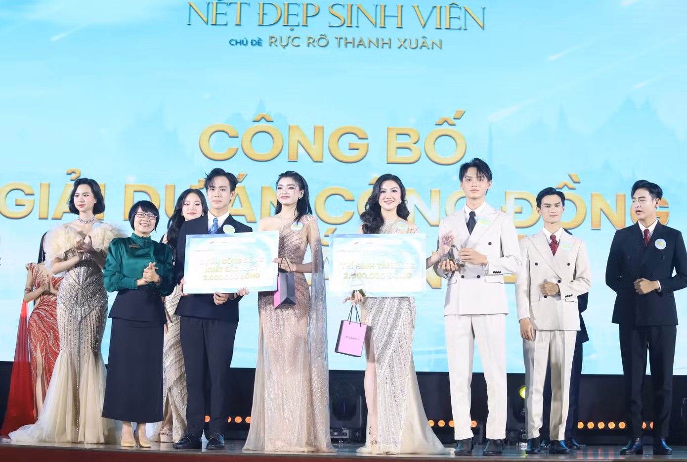 Ban tổ chức trao thưởng các giải phụ cuộc thi. Ban tổ chức trao thưởng các giải phụ cuộc thi.