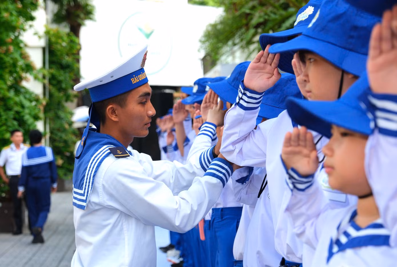 Các em thiếu nhi được chiến sĩ Hải quân hướng dẫn nghi thức chào điều lệnh tại buổi xuất quân. Các em thiếu nhi được chiến sĩ Hải quân hướng dẫn nghi thức chào điều lệnh tại buổi xuất quân.