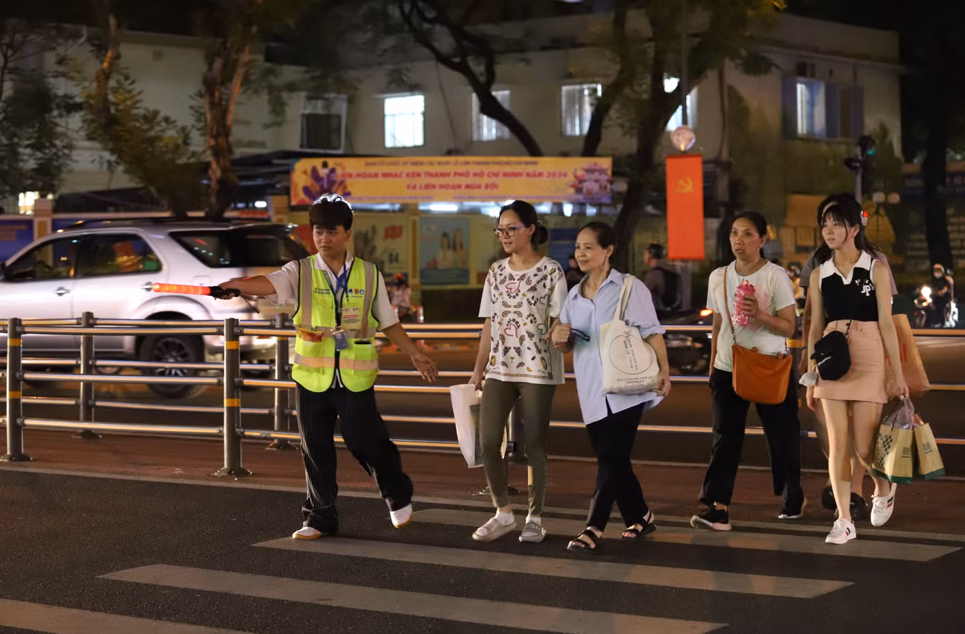 Tham gia đội hình, các bạn tình nguyện viên tiến hành trực chốt, điều tiết, hướng dẫn giao thông tại 5 giao lộ có lượng người và phương tiện giao thông đông đúc ở khu vực trung tâm TPHCM, gồm: Lê Duẩn - Phạm Ngọc Thạch, Nguyễn Du - Đồng Khởi, Lê Thánh Tôn - Đồng Khởi, Lê Thánh Tôn - Pasteur, Pasteur - Lý Tự Trọng. Tham gia đội hình, các bạn tình nguyện viên tiến hành trực chốt, điều tiết, hướng dẫn giao thông tại 5 giao lộ có lượng người và phương tiện giao thông đông đúc ở khu vực trung tâm TPHCM, gồm: Lê Duẩn - Phạm Ngọc Thạch, Nguyễn Du - Đồng Khởi, Lê Thánh Tôn - Đồng Khởi, Lê Thánh Tôn - Pasteur, Pasteur - Lý Tự Trọng.