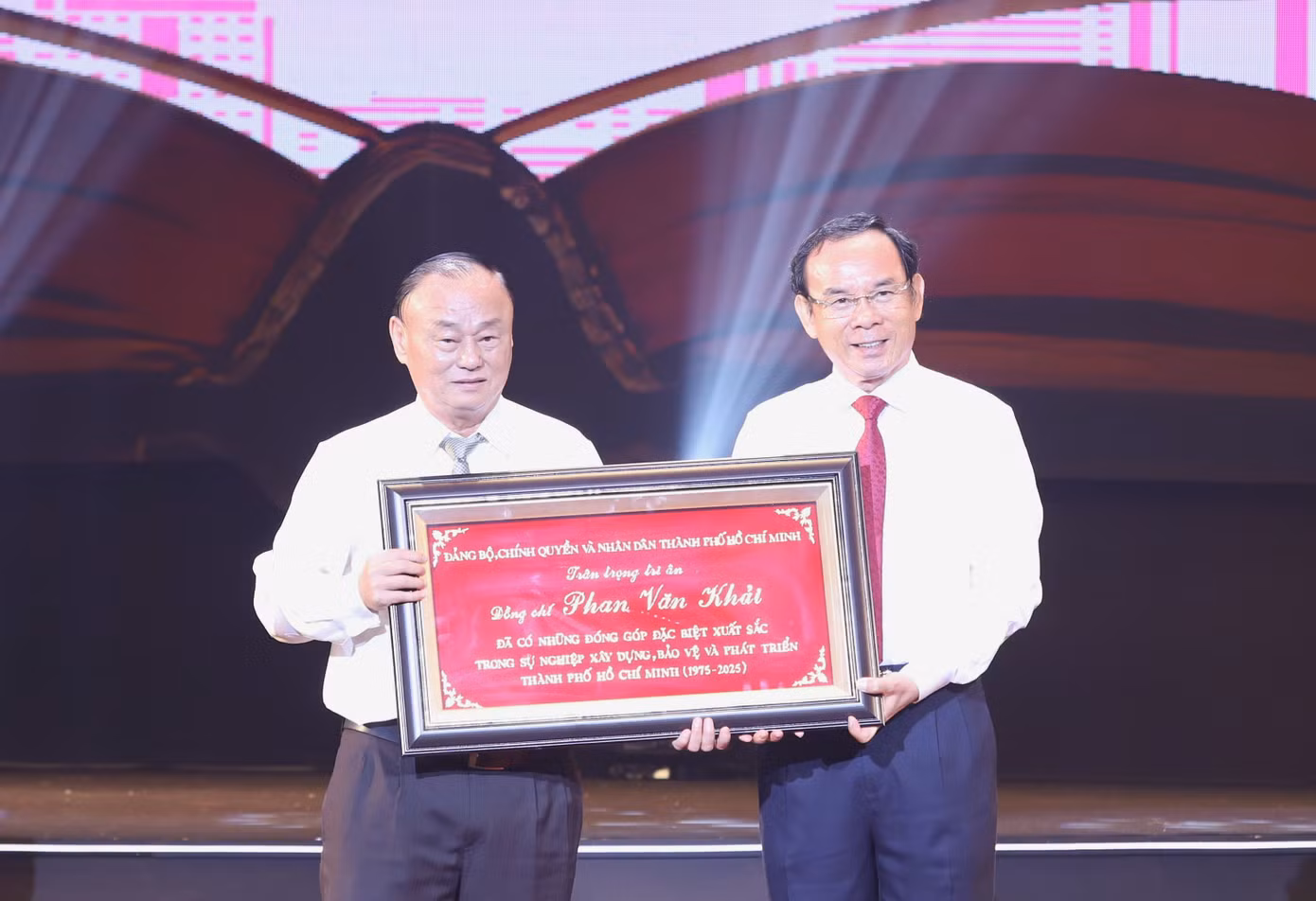 Lãnh đạo TPHCM trao bảng tôn vinh đóng góp tiêu biểu của nguyên Thủ tướng Phan Văn Khải. Lãnh đạo TPHCM trao bảng tôn vinh đóng góp tiêu biểu của nguyên Thủ tướng Phan Văn Khải.