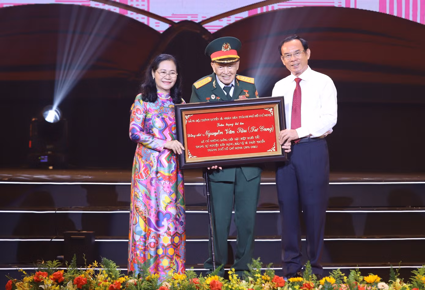 Lãnh đạo TPHCM tri ân những đóng góp của Đại tá, Anh hùng Lực lượng vũ trang nhân dân Nguyễn Văn Tàu (Tư Cang) đối với sự nghiệp cách mạng của dân tộc. Lãnh đạo TPHCM tri ân những đóng góp của Đại tá, Anh hùng Lực lượng vũ trang nhân dân Nguyễn Văn Tàu (Tư Cang) đối với sự nghiệp cách mạng của dân tộc.