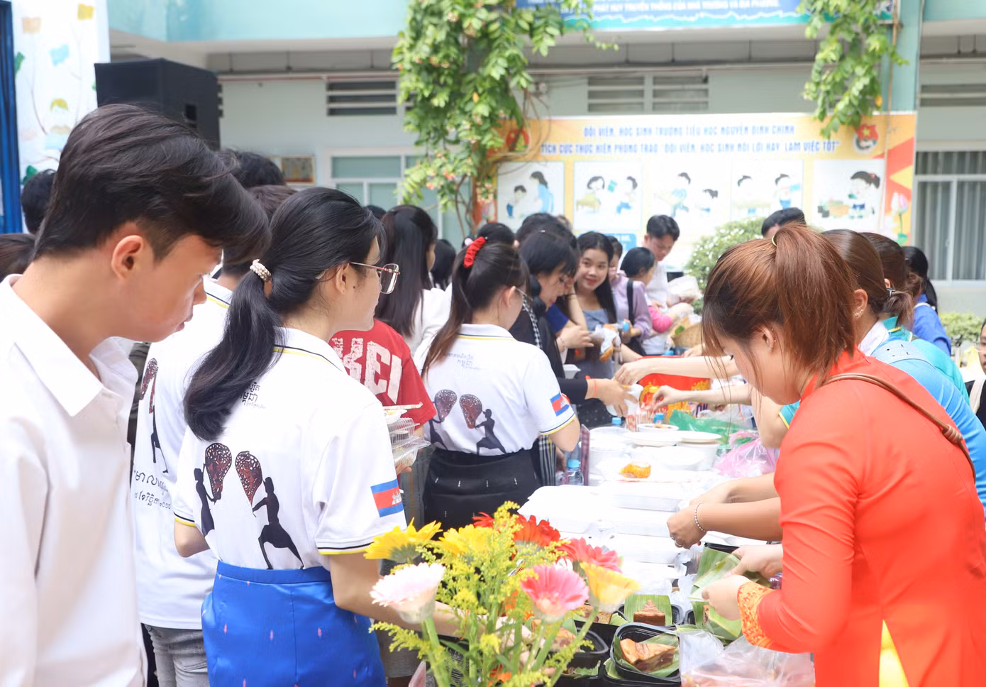 Tại lễ hội, các bạn trẻ ba nước Việt Nam, Lào, Campuchia cùng thưởng thức các tiết mục văn nghệ truyền thống; tham gia tiệc ẩm thực... trong không khí thắm tình hữu nghị, vui tươi. Ảnh: Ngô Tùng