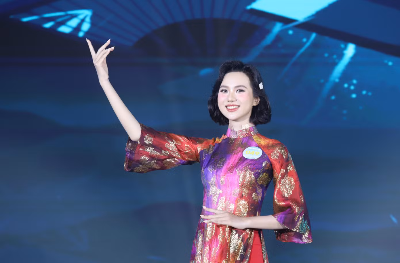 Nữ sinh khoe nét đẹp nền nã, duyên dáng trong tà áo dài truyền thống. Nữ sinh khoe nét đẹp nền nã, duyên dáng trong tà áo dài truyền thống.