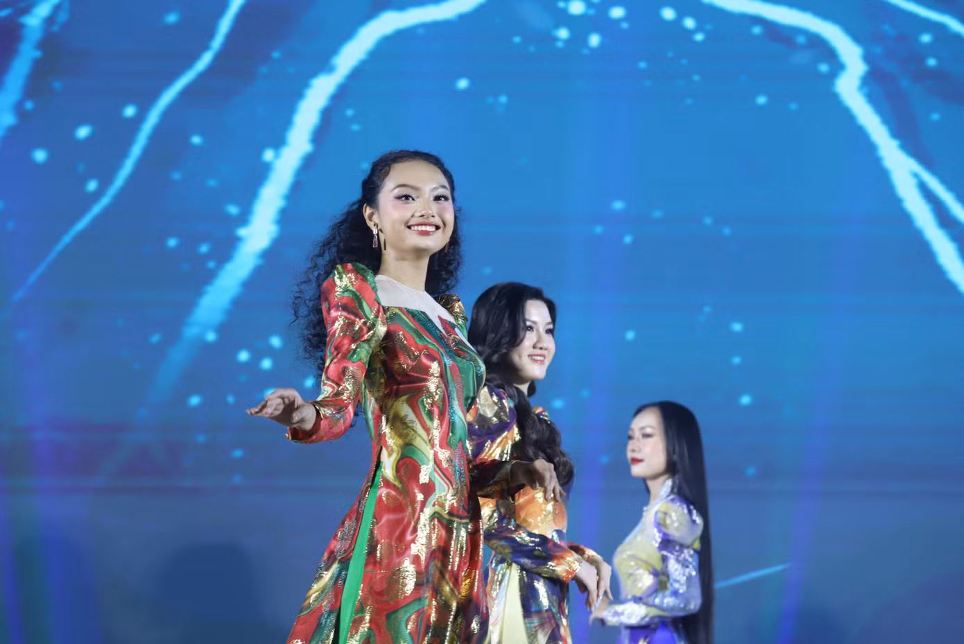 Nữ sinh khoe nét đẹp nền nã, duyên dáng trong tà áo dài truyền thống. Nữ sinh khoe nét đẹp nền nã, duyên dáng trong tà áo dài truyền thống.
