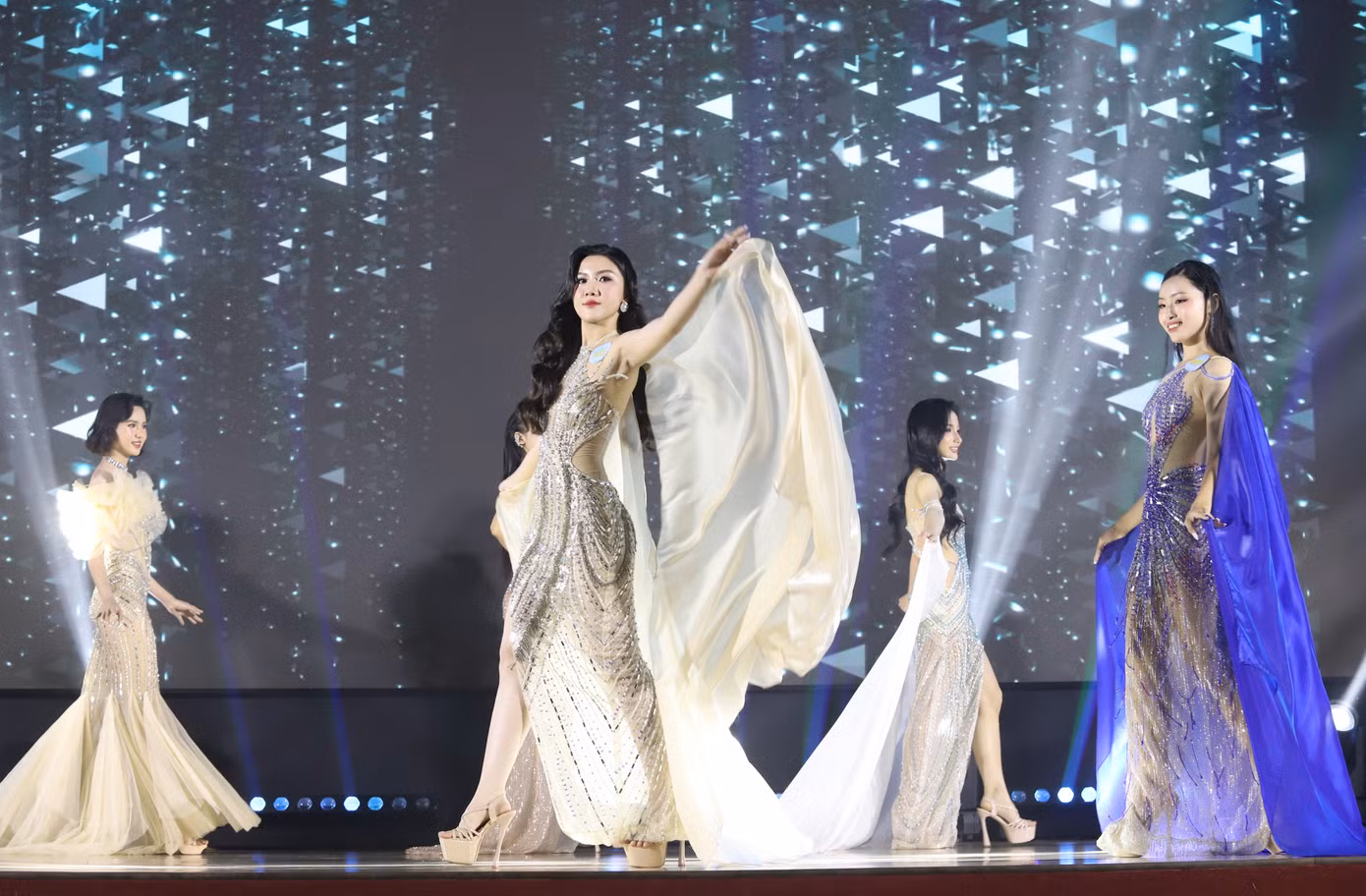 Các cô gái khoe nét đẹp trong phần thi Trang phục dạ hội. Các cô gái khoe nét đẹp trong phần thi Trang phục dạ hội.