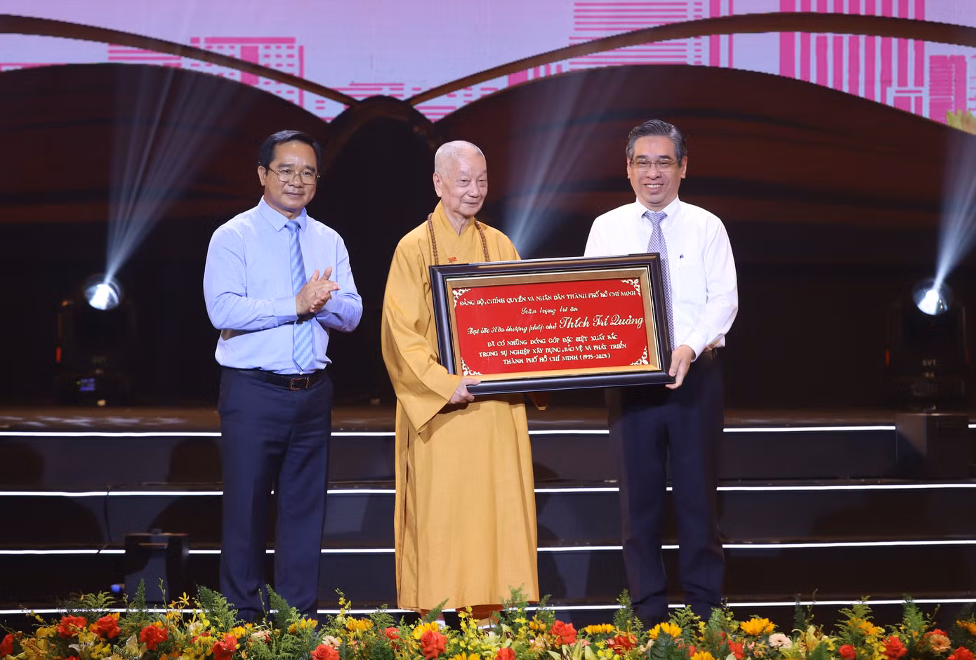 Chủ tịch UBND TPHCM Nguyễn Văn Được cùng Phó bí thư Thành ủy, Chủ tịch Ủy ban MTTQ Việt Nam TPHCM Nguyễn Phước Lộc trao tuyên dương đến Hòa thượng Thích Trí Quảng, Pháp chủ Giáo hội Phật giáo Việt Nam. Chủ tịch UBND TPHCM Nguyễn Văn Được cùng Phó bí thư Thành ủy, Chủ tịch Ủy ban MTTQ Việt Nam TPHCM Nguyễn Phước Lộc trao tuyên dương đến Hòa thượng Thích Trí Quảng, Pháp chủ Giáo hội Phật giáo Việt Nam.