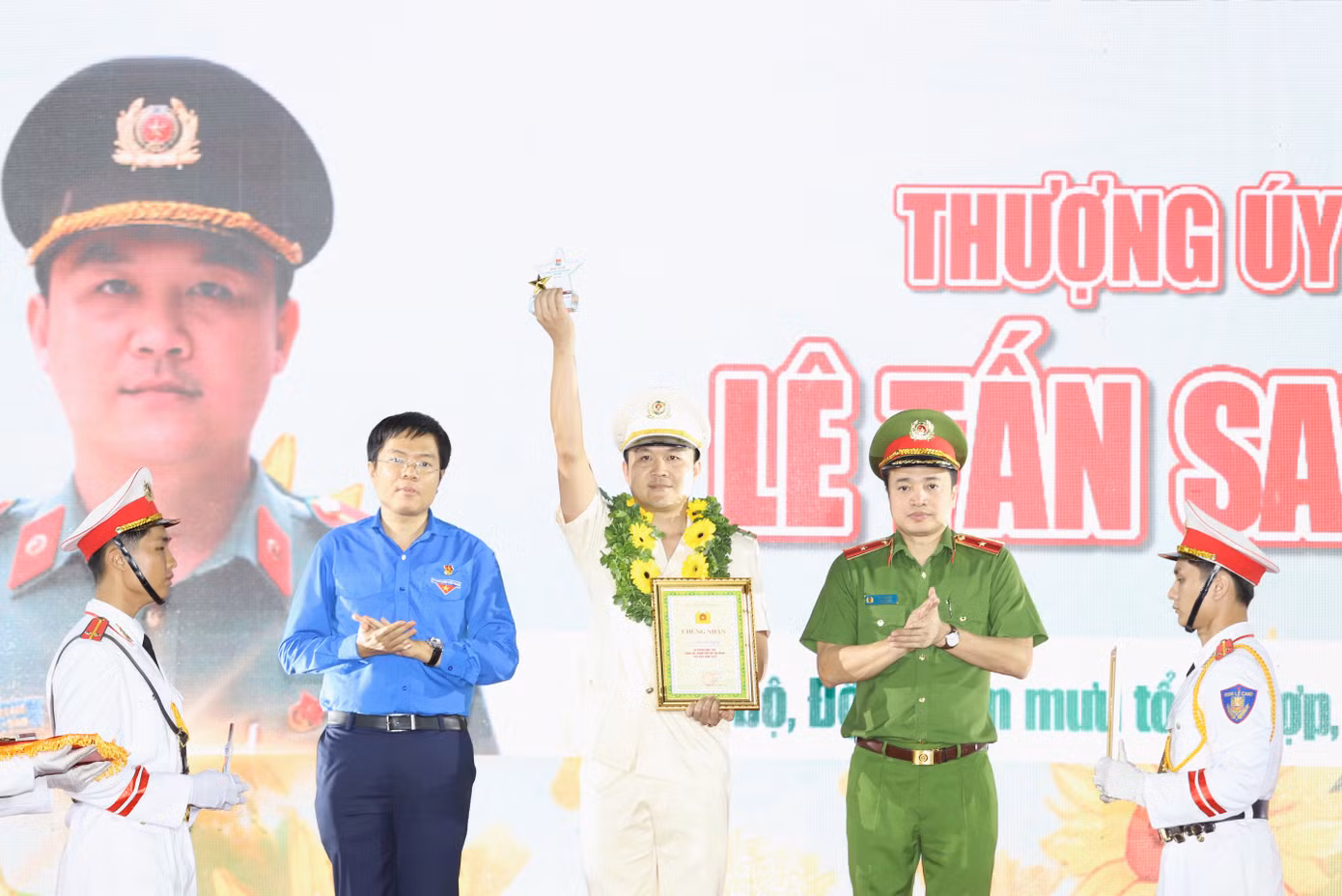 Thiếu tướng Mai Hoàng - Phó Giám đốc CATP cùng anh Nguyễn Đăng Khoa - Phó Bí thư Thành Đoàn TPHCM tuyên dương các gương tiêu biểu.