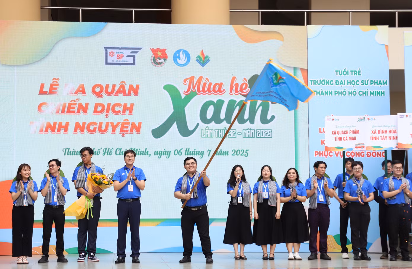 Anh Nguyễn Khánh Tùng - Chỉ huy trưởng chiến dịch Mùa hè xanh HCMUE 2025 thực hiện nghi thức ra quân. Anh Nguyễn Khánh Tùng - Chỉ huy trưởng chiến dịch Mùa hè xanh HCMUE 2025 thực hiện nghi thức ra quân.