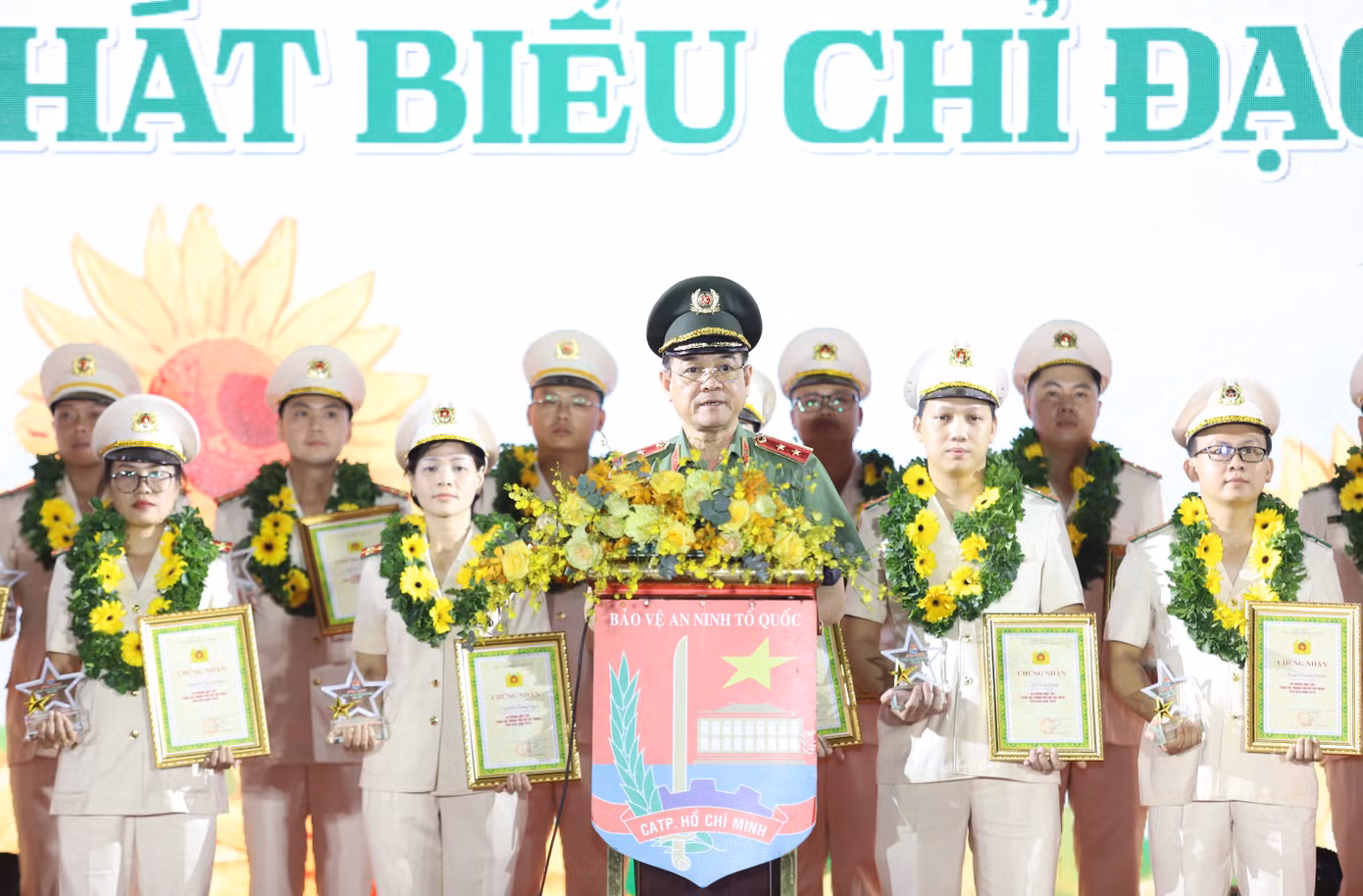 Lãnh đạo CATP biểu dương thành tích, đóng góp to lớn của các gương tiêu biểu.