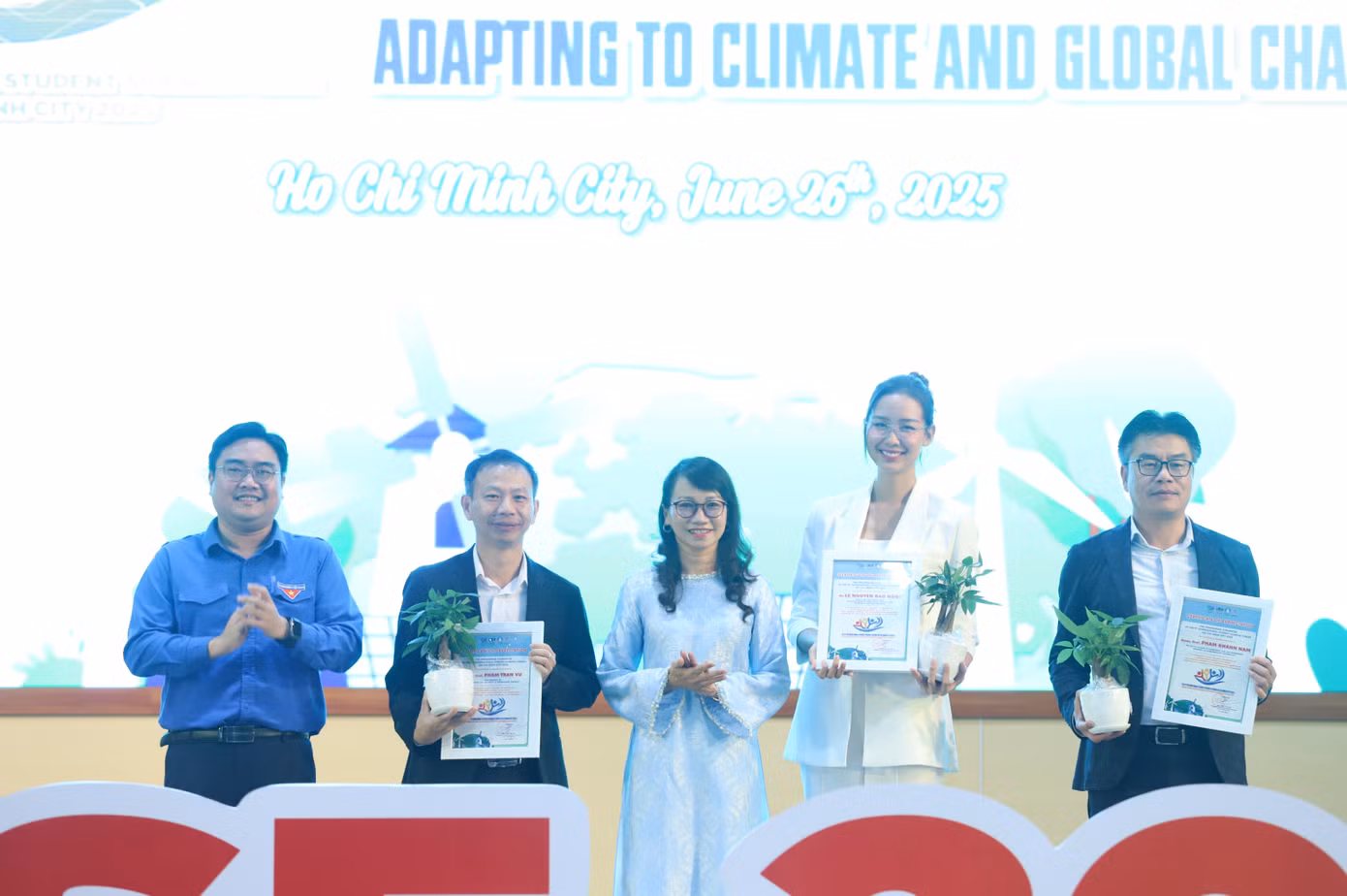 Anh Ngô Minh Hải, Bí thư Thành Đoàn, Chủ tịch Hội Liên hiệp Thanh niên Việt Nam TPHCM và GS.TS Nguyễn Thị Thanh Mai tặng cây xanh và thư cám ơn đến các diễn giả chính buổi khai mạc diễn đàn. Anh Ngô Minh Hải, Bí thư Thành Đoàn, Chủ tịch Hội Liên hiệp Thanh niên Việt Nam TPHCM và GS.TS Nguyễn Thị Thanh Mai tặng cây xanh và thư cám ơn đến các diễn giả chính buổi khai mạc diễn đàn.