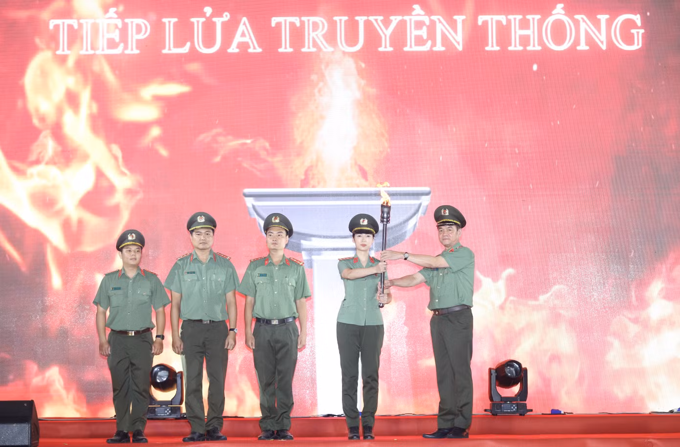 Trung tướng Lê Hồng Nam trao ngọn lửa truyền thống cho đại diện thế hệ trẻ CATP.