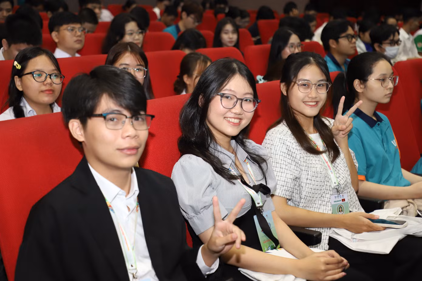 Bạn trẻ hào hứng trải nghiệm không gian học thuật lẫn tìm hiểu thực tế trong khuôn khổ diễn đàn. Bạn trẻ hào hứng trải nghiệm không gian học thuật lẫn tìm hiểu thực tế trong khuôn khổ diễn đàn.