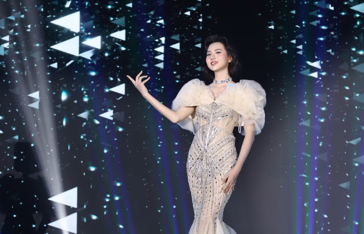 Các cô gái khoe nét đẹp trong phần thi Trang phục dạ hội. Các cô gái khoe nét đẹp trong phần thi Trang phục dạ hội.