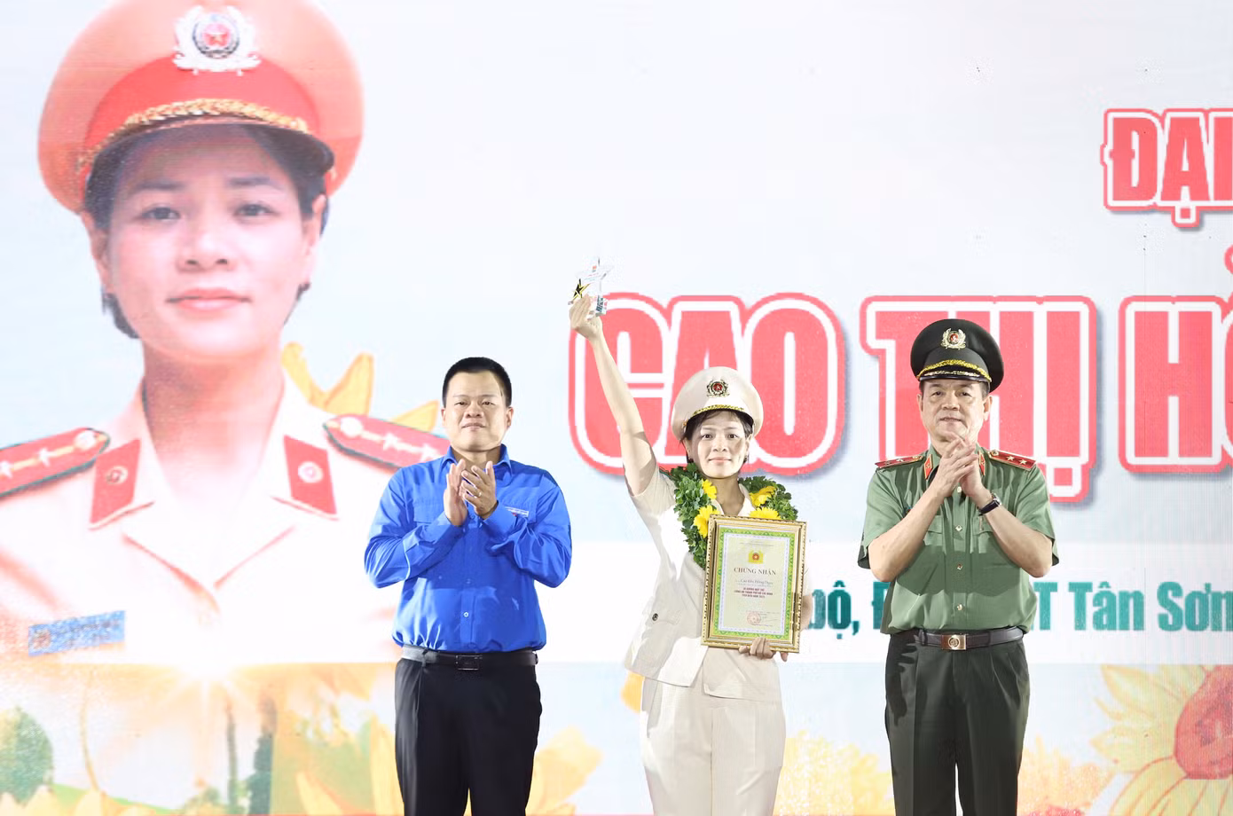 Trung tướng Lê Hồng Nam cùng anh Nguyễn Hải Nam - Phó Chánh Văn phòng Trung ương Đoàn trao khen thưởng cho các gương điển hình trong lực lượng CATP. Ảnh: Ngô Tùng