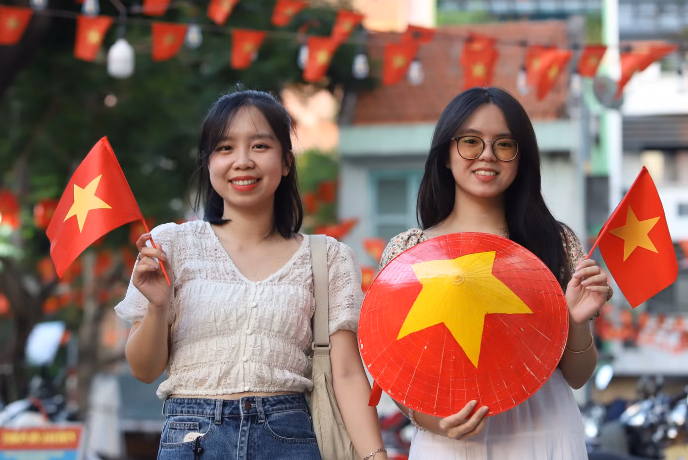 Hai bạn trẻ Cát Anh (bên trái) và Bảo Khanh đến đây chụp hình và hòa vào không khí tưng bừng kỷ niệm 50 năm ngày nước nhà thống nhất. Hai bạn trẻ cho biết trước đó cũng đã đi xem hợp luyện diễu binh, diễu hành chuẩn bị cho đại lễ 30/4, xem bắn pháo hoa, bắn đại bác…