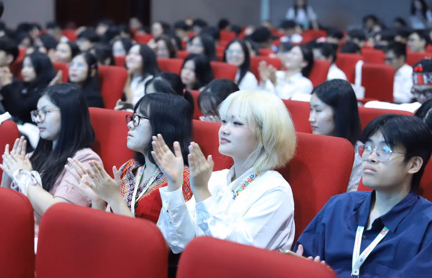 Các bạn sinh viên quốc tế và Việt Nam tham dự diễn đàn. Ảnh: Ngô Tùng Các bạn sinh viên quốc tế và Việt Nam tham dự diễn đàn. Ảnh: Ngô Tùng