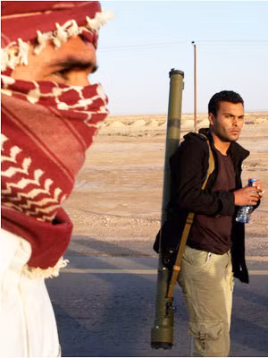 Quân nổi dậy Libya mang tên lửa vác vai SA-7 (trái) và súng phóng lựu (phải) Ảnh: Tyler Hicks