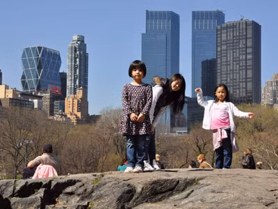 Ba cô con gái của GS Ngô Bảo Châu vui chơi ở Central Park, New York City