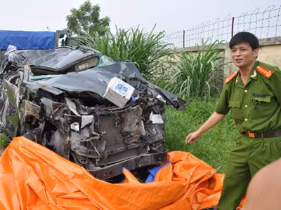 Chiếc ô tô mang BKS 29A-168.78 tai nạn kinh hoàng biến dạng hoàng toàn sau vụ tai nạn